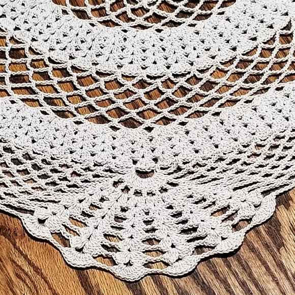 Vintage Style New Hand Crafted 4-Way Circle, Natural 20 1/4" Doily - Picture 3 of 3